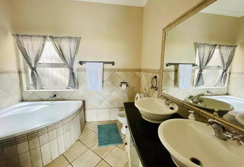 پانسیون The Yacht House