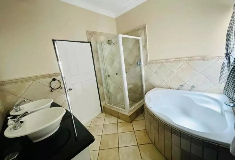 پانسیون The Yacht House