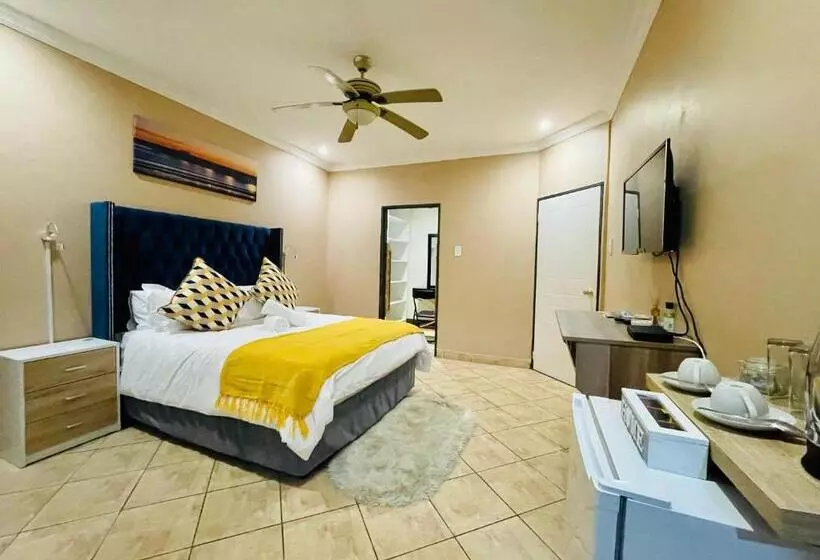 پانسیون The Yacht House