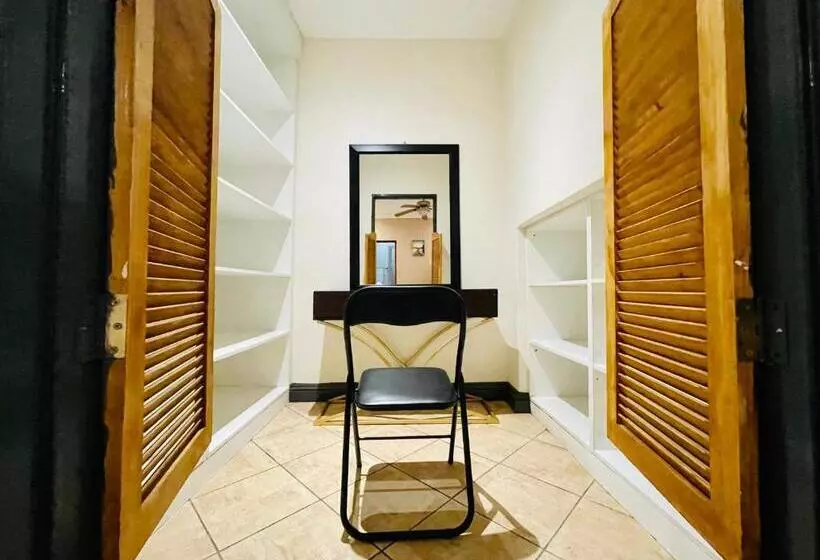 پانسیون The Yacht House