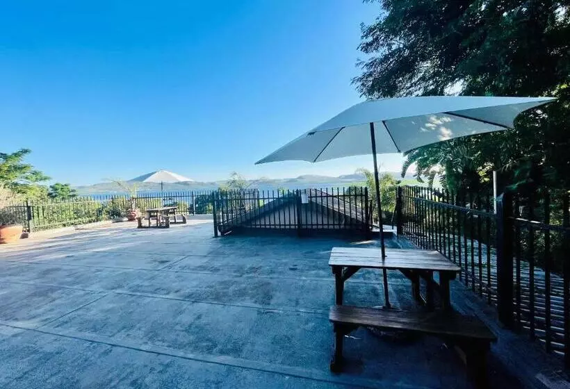 پانسیون The Yacht House