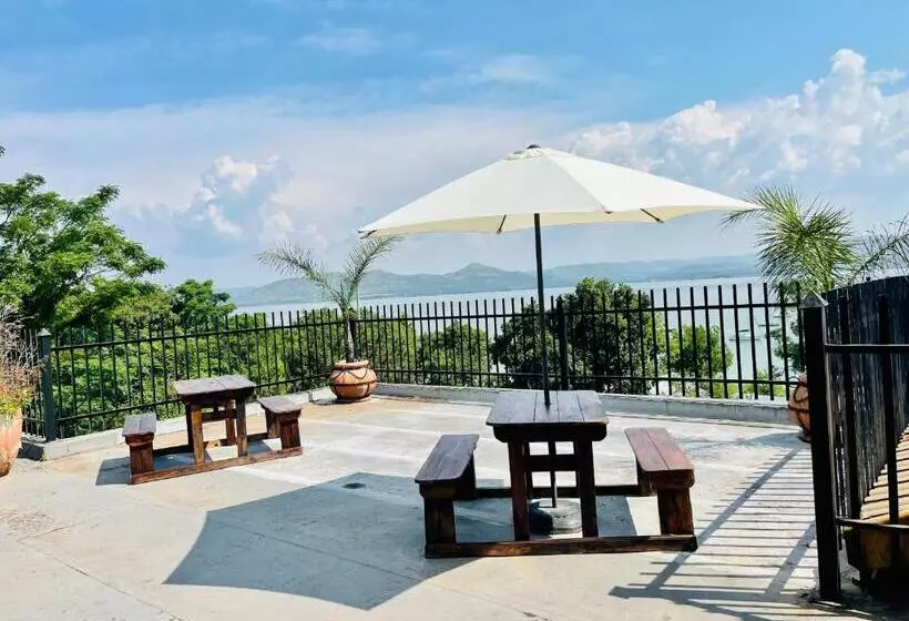 پانسیون The Yacht House