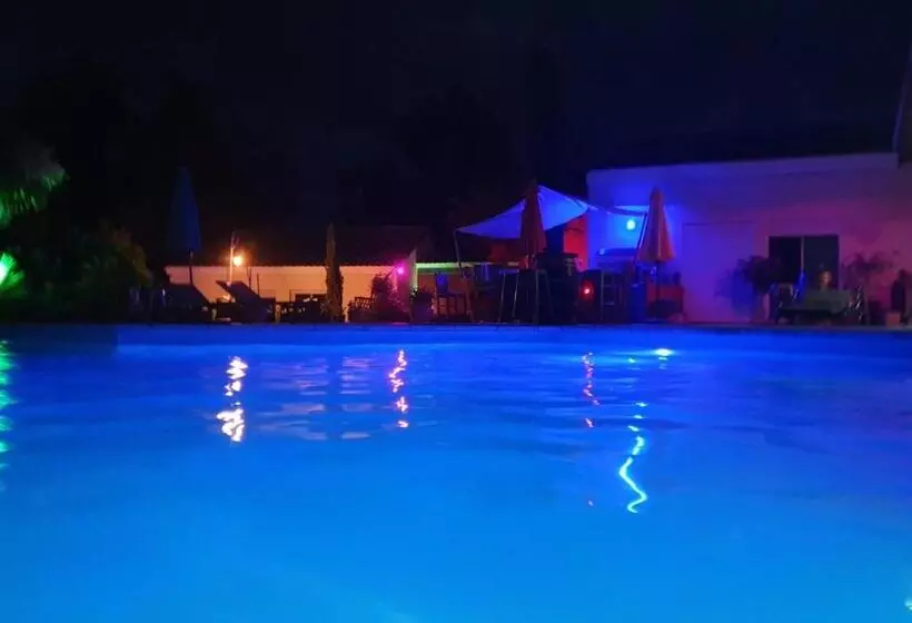 Aamiaismajoitus (B&B) Domaine Le Coteau De Mengaud