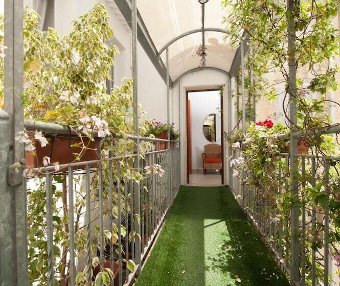 تختخواب و صبحانه Harmony Central