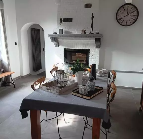 تختخواب و صبحانه La Chambre Des Daines