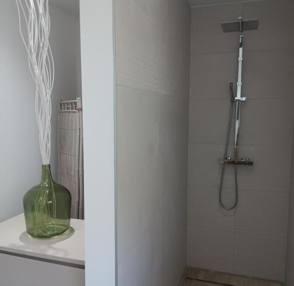 تختخواب و صبحانه La Chambre Des Daines