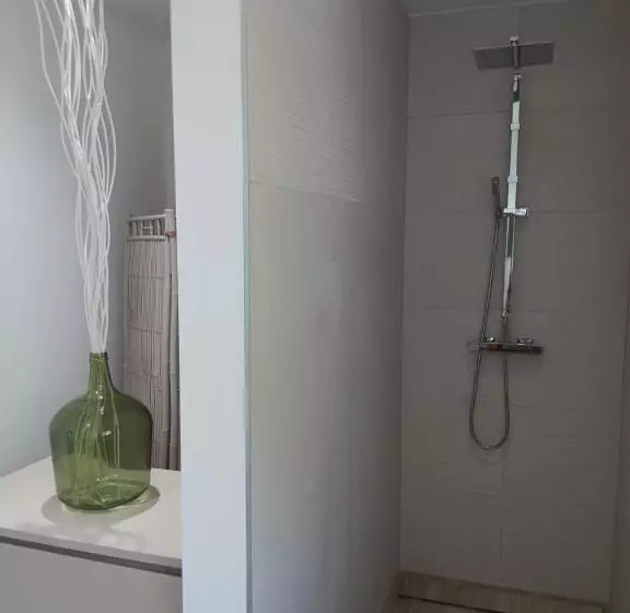 تختخواب و صبحانه La Chambre Des Daines