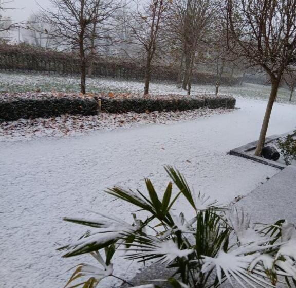 تختخواب و صبحانه La Chambre Des Daines