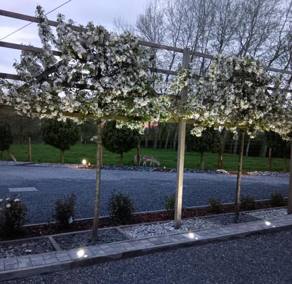 تختخواب و صبحانه La Chambre Des Daines