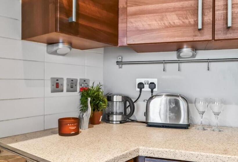 بنسيون River View Ensuite Private Room In Shared Apartment