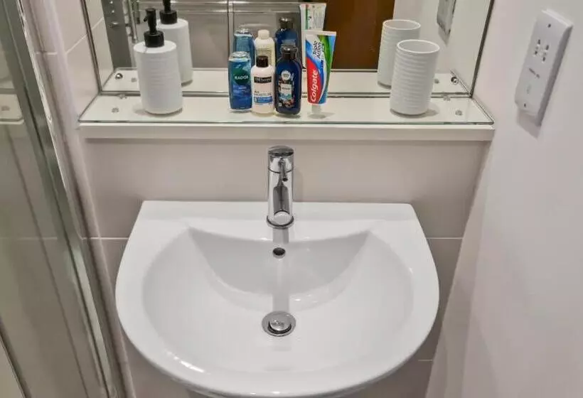 پانسیون River View Ensuite Private Room In Shared Apartment