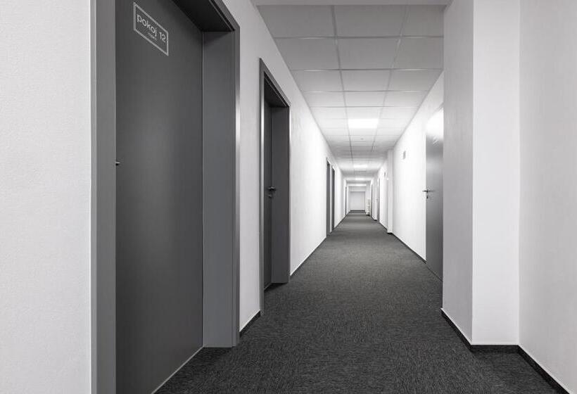 Szálloda Na Zimním Stadionu Slaný