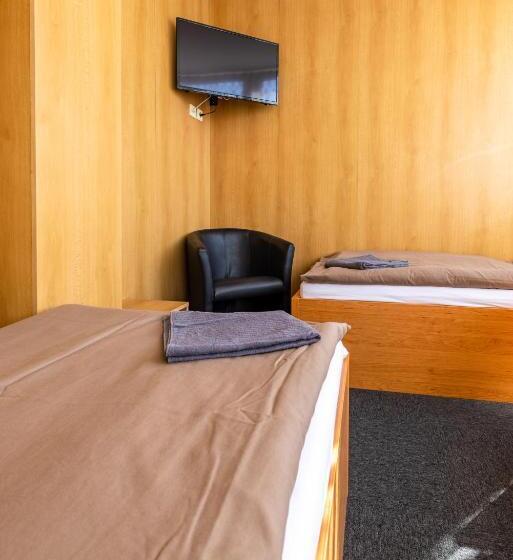 Szálloda Na Zimním Stadionu Slaný