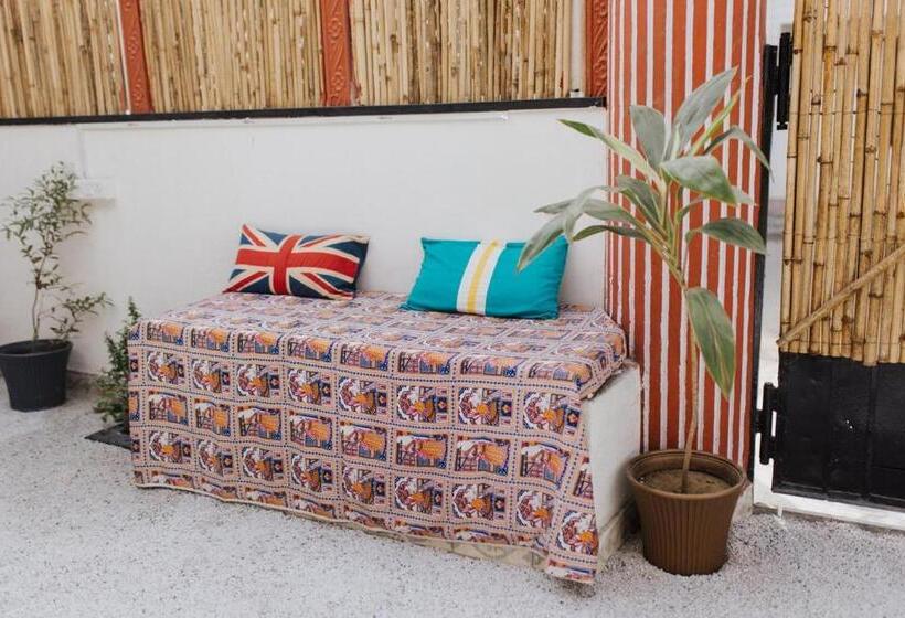 Отель Ohh Hostler