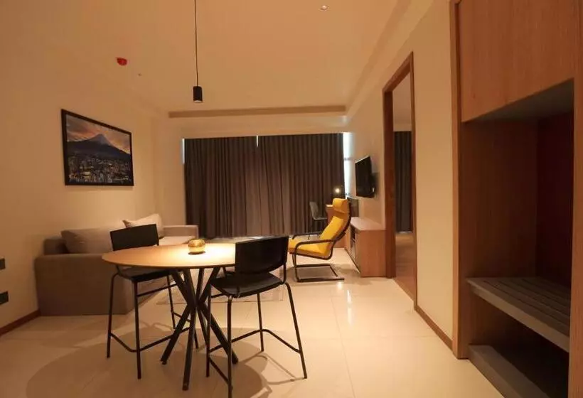 Hotelli The World Surat