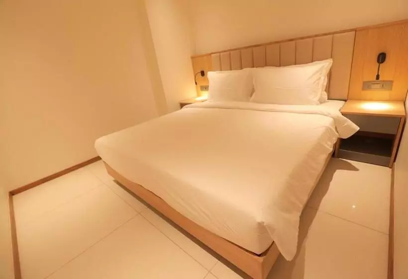 Hotelli The World Surat