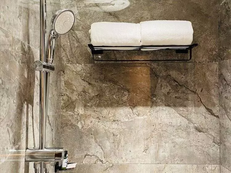 Hotelli The World Surat