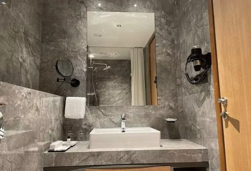 Hotelli The World Surat