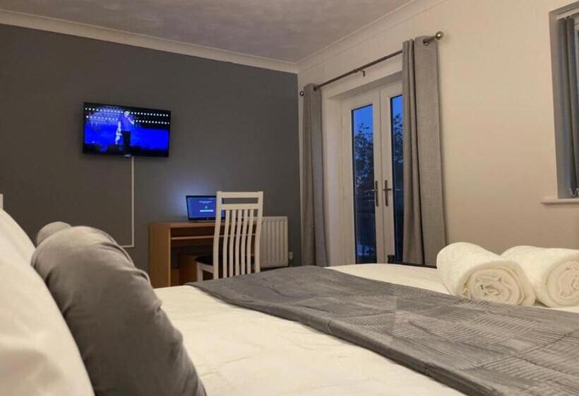 פנסיון Eagle Way Apartment