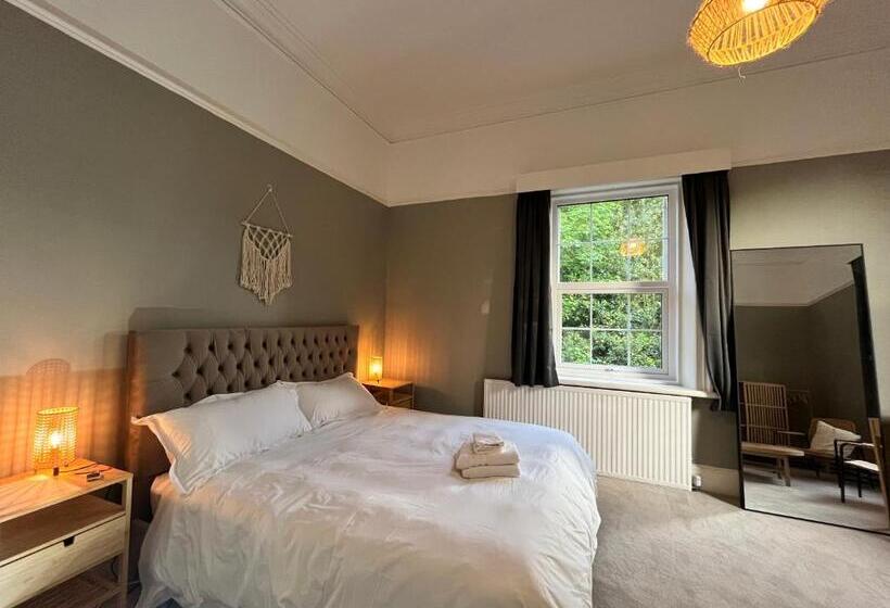 پانسیون Mossley Hill Retreat