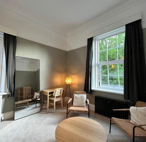 پانسیون Mossley Hill Retreat