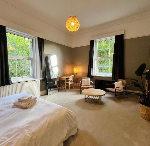 پانسیون Mossley Hill Retreat