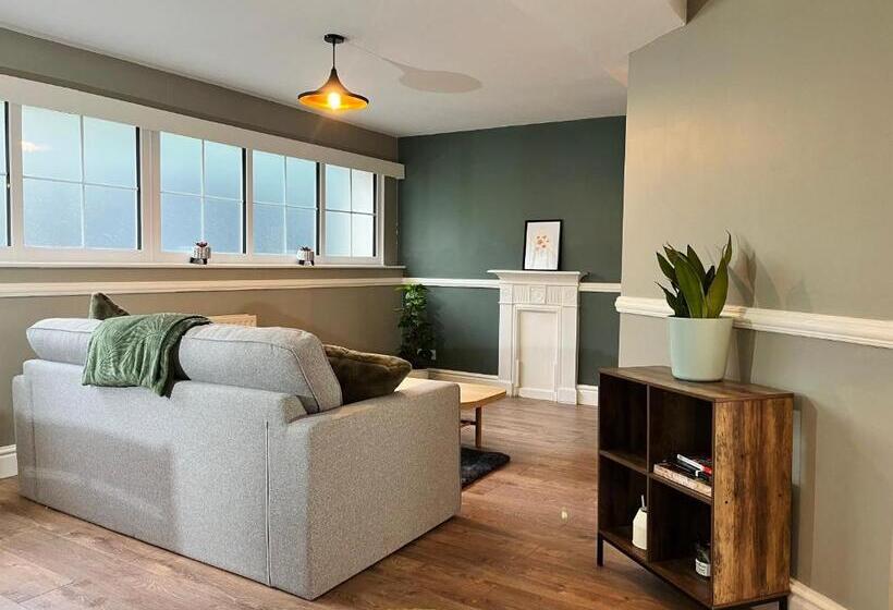 پانسیون Mossley Hill Retreat