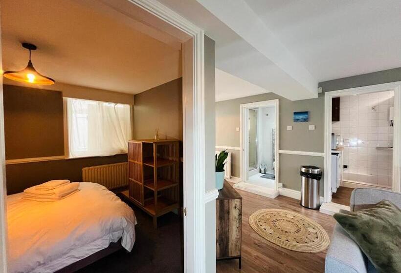 پانسیون Mossley Hill Retreat