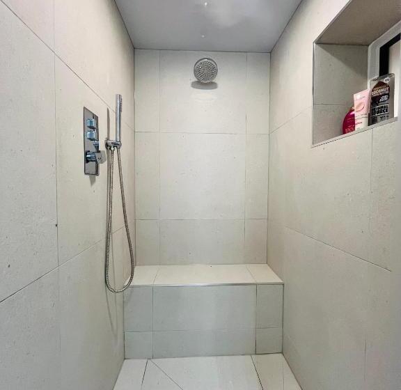 پانسیون Mossley Hill Retreat