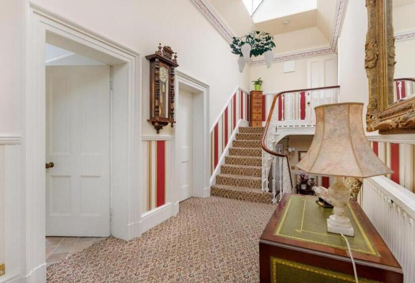 پانسیون Mossley Hill Retreat