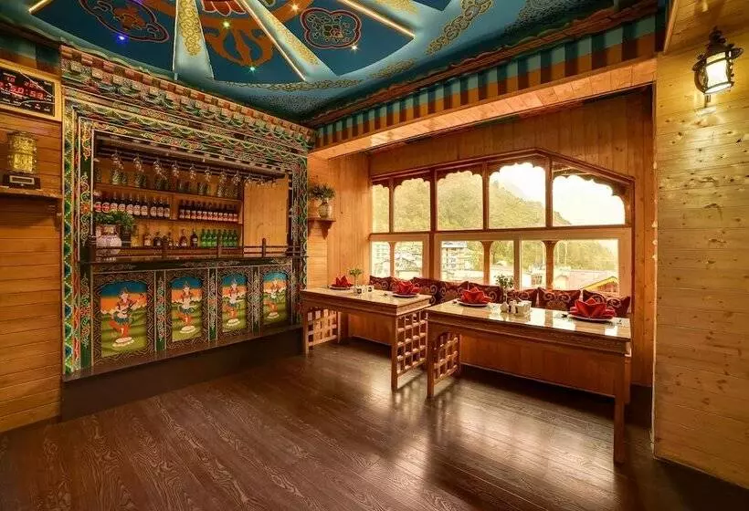 ホテル Summit Panghen Metok