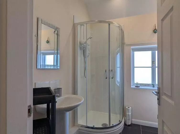 1 Bed Adore Cottage   Bwthyn Bach Addawol