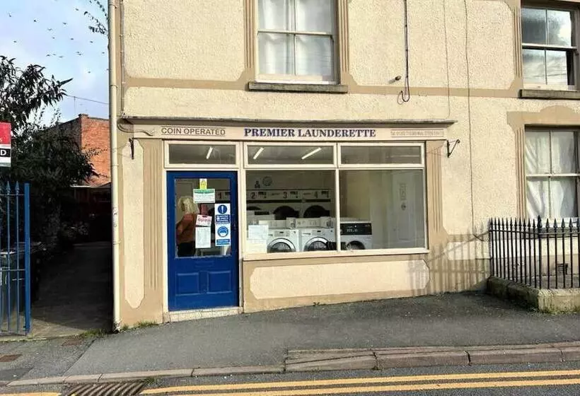 1 Bed Adore Cottage   Bwthyn Bach Addawol