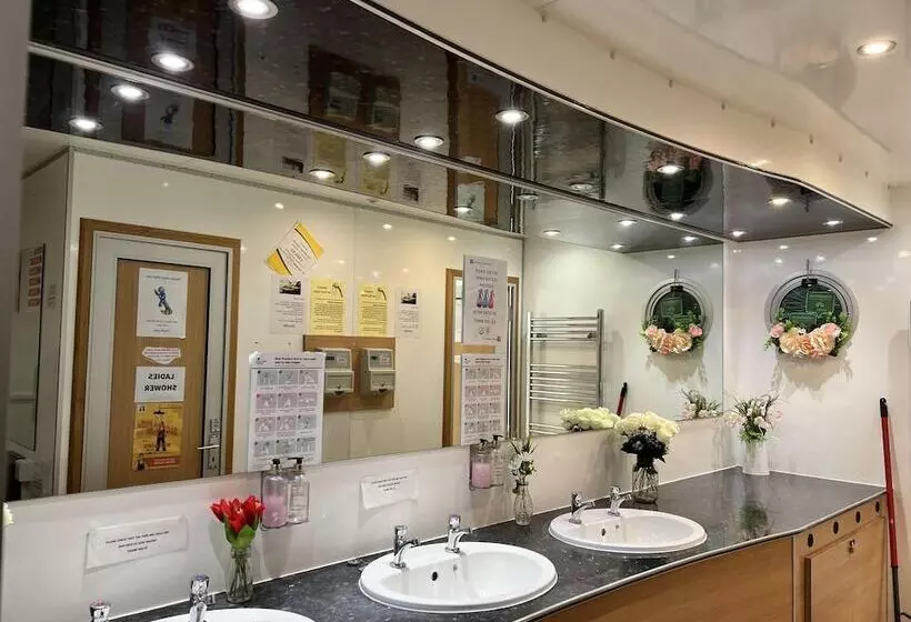 Beautiful Twin Glamping Pod In Salisbury