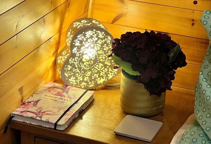 Beautiful Twin Glamping Pod In Salisbury