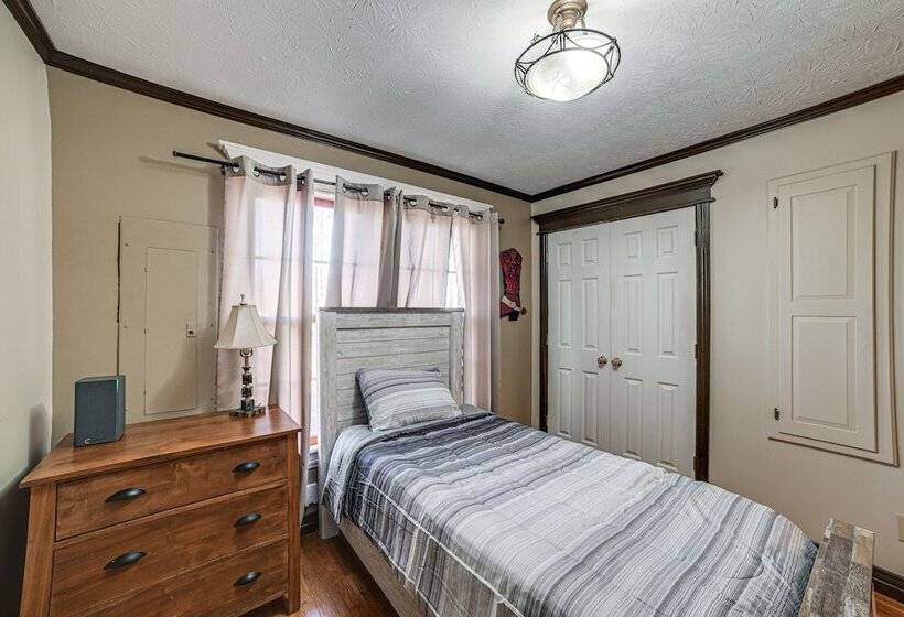 Clarksville Home W/ Porch & Fishing Pond Access!