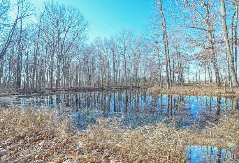 Clarksville Home W/ Porch & Fishing Pond Access!