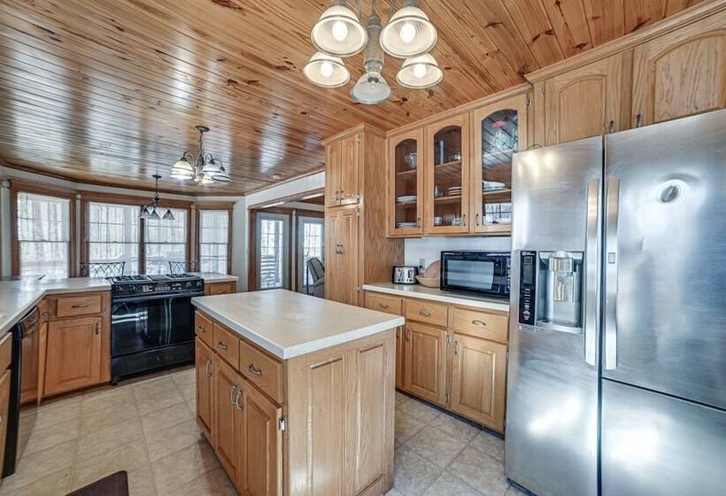 Clarksville Home W/ Porch & Fishing Pond Access!