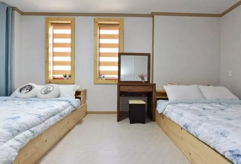 Goseong Hayanpado Pension
