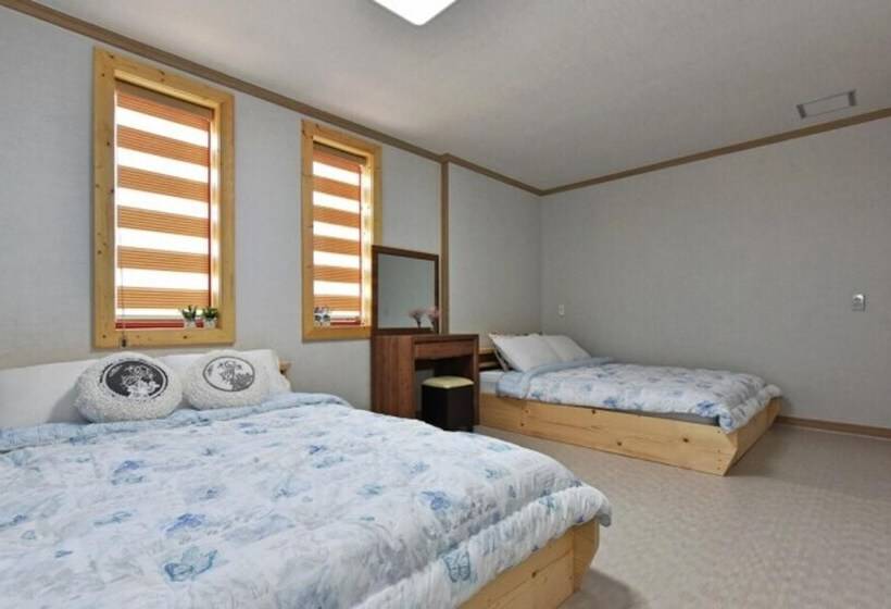 Goseong Hayanpado Pension