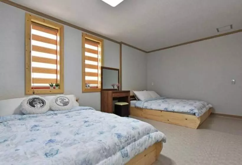 Goseong Hayanpado Pension