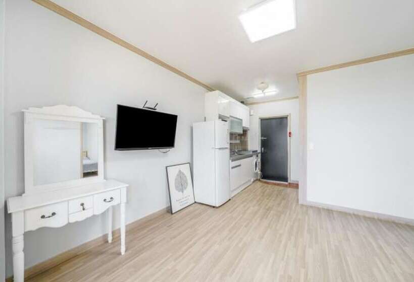 Goseong Hayanpado Pension