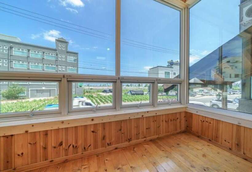 Goseong Hayanpado Pension