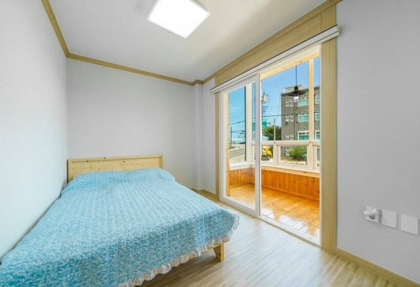 Goseong Hayanpado Pension