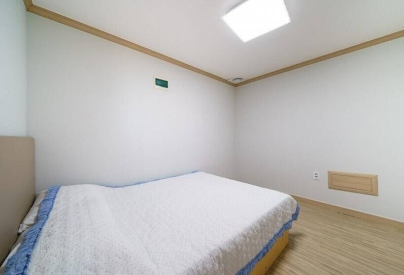 Goseong Hayanpado Pension