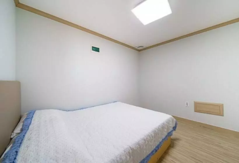 Goseong Hayanpado Pension