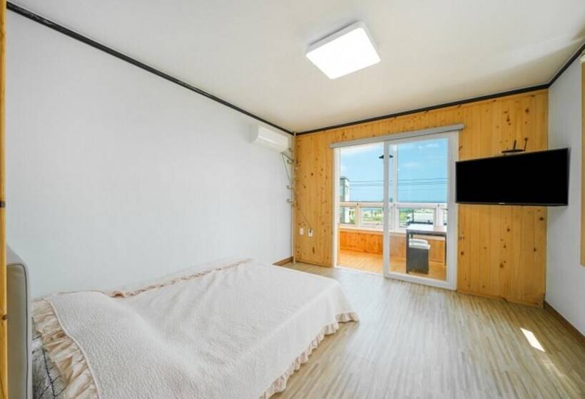 Goseong Hayanpado Pension