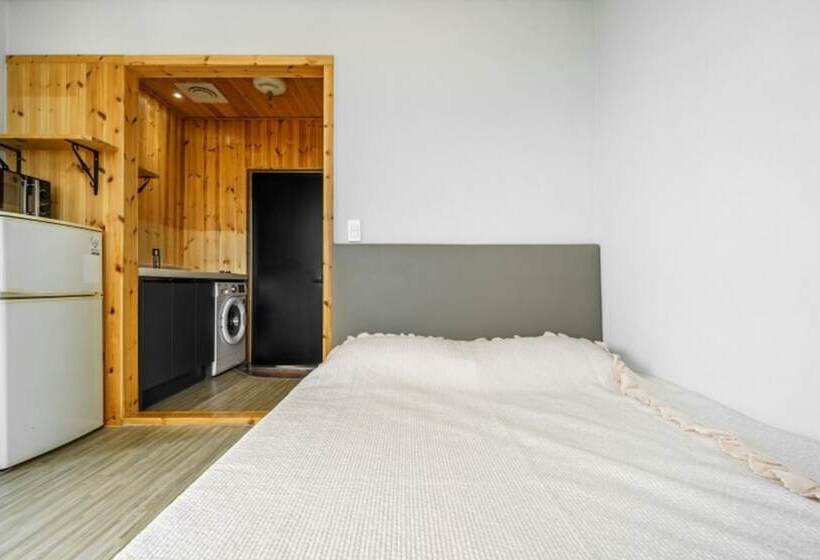 Goseong Hayanpado Pension