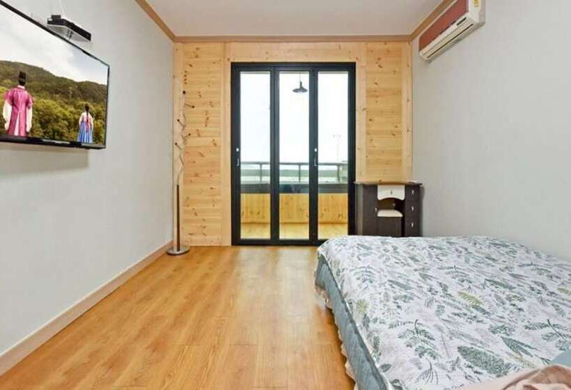 Goseong Hayanpado Pension