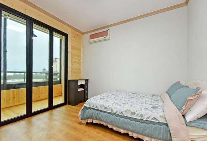 Goseong Hayanpado Pension